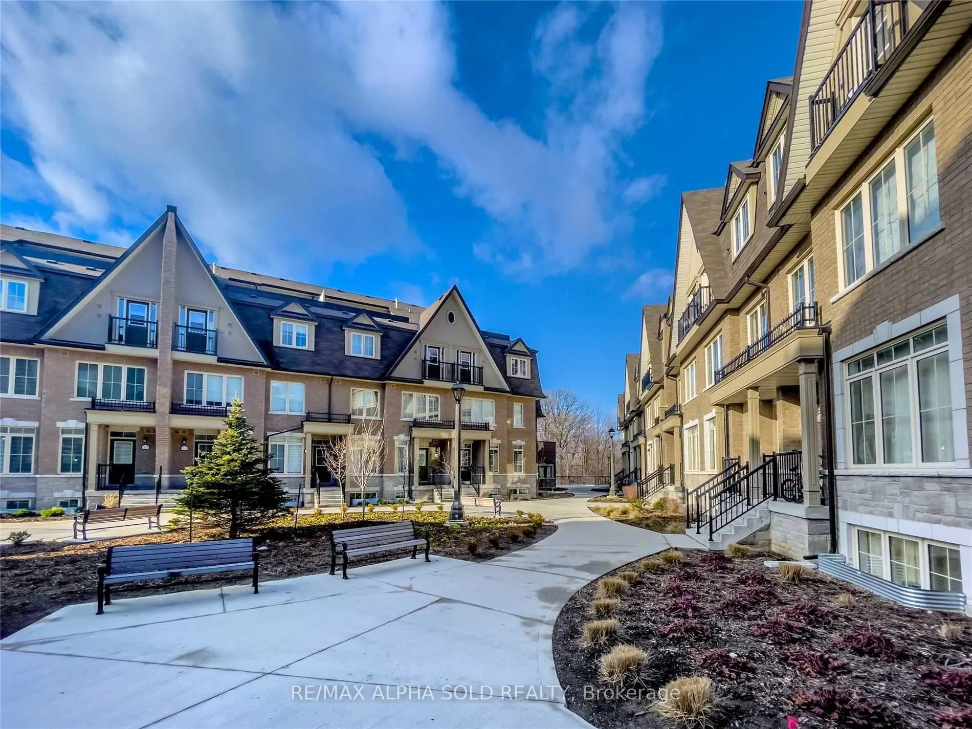 Photo 1 of Unit 16, 181 Parktree Drive, Vaughan, Maple — HOMEH