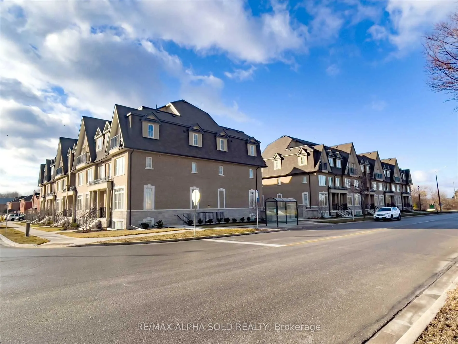 Photo 3 of Unit 16, 181 Parktree Drive, Vaughan, Maple — HOMEH