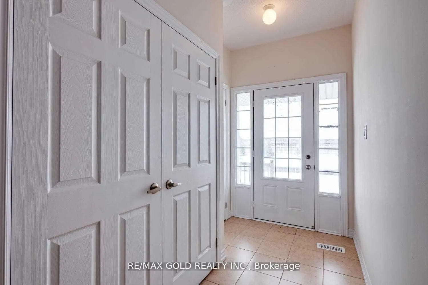 Photo 3 of 71 Lanark Circle E, Brampton, Credit Valley — HOMEH