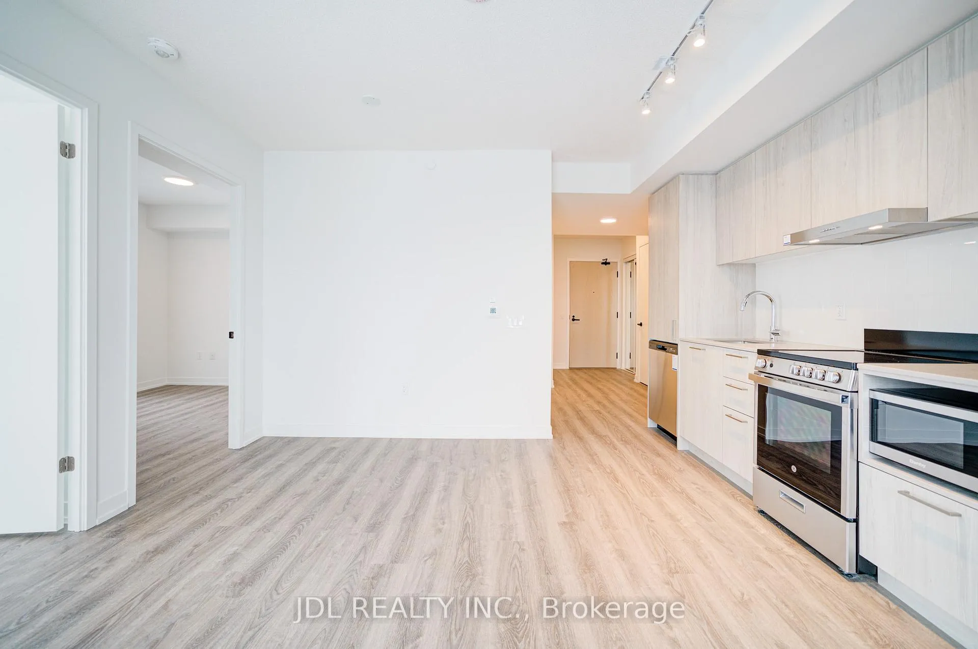 Photo 7 of 195 Commerce Street, Vaughan, Vaughan Corporate Centre — HOMEH