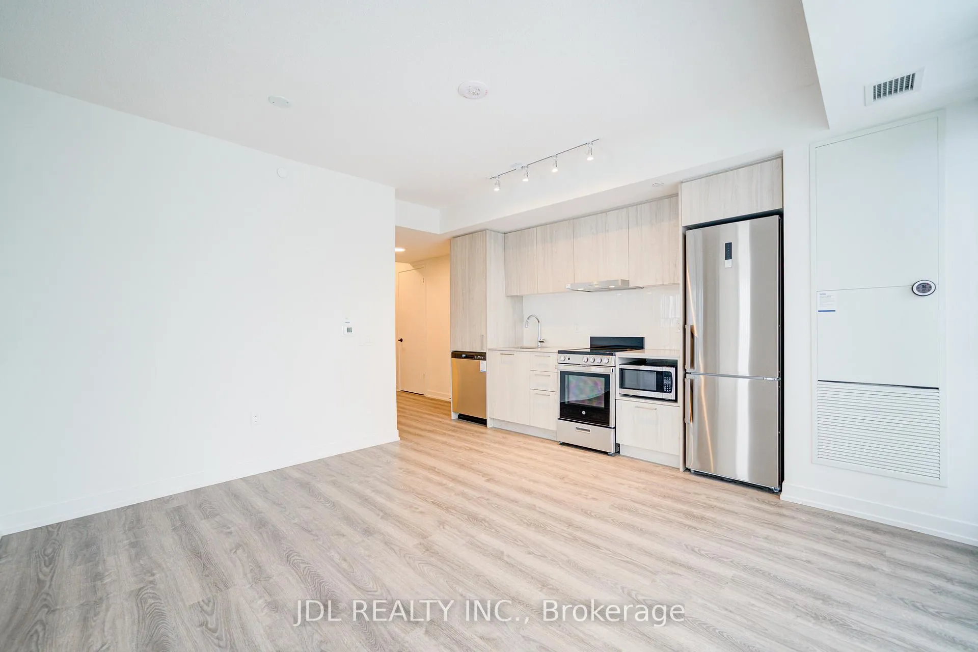 Photo 8 of 195 Commerce Street, Vaughan, Vaughan Corporate Centre — HOMEH