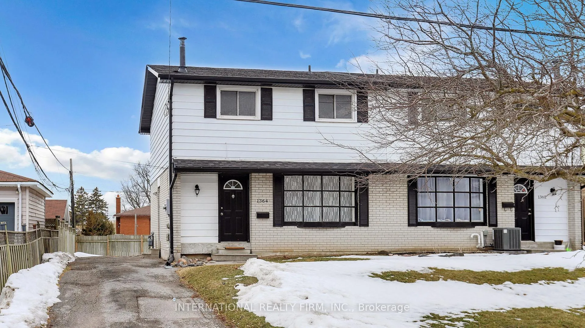 Front of 1364 Lakefield Street