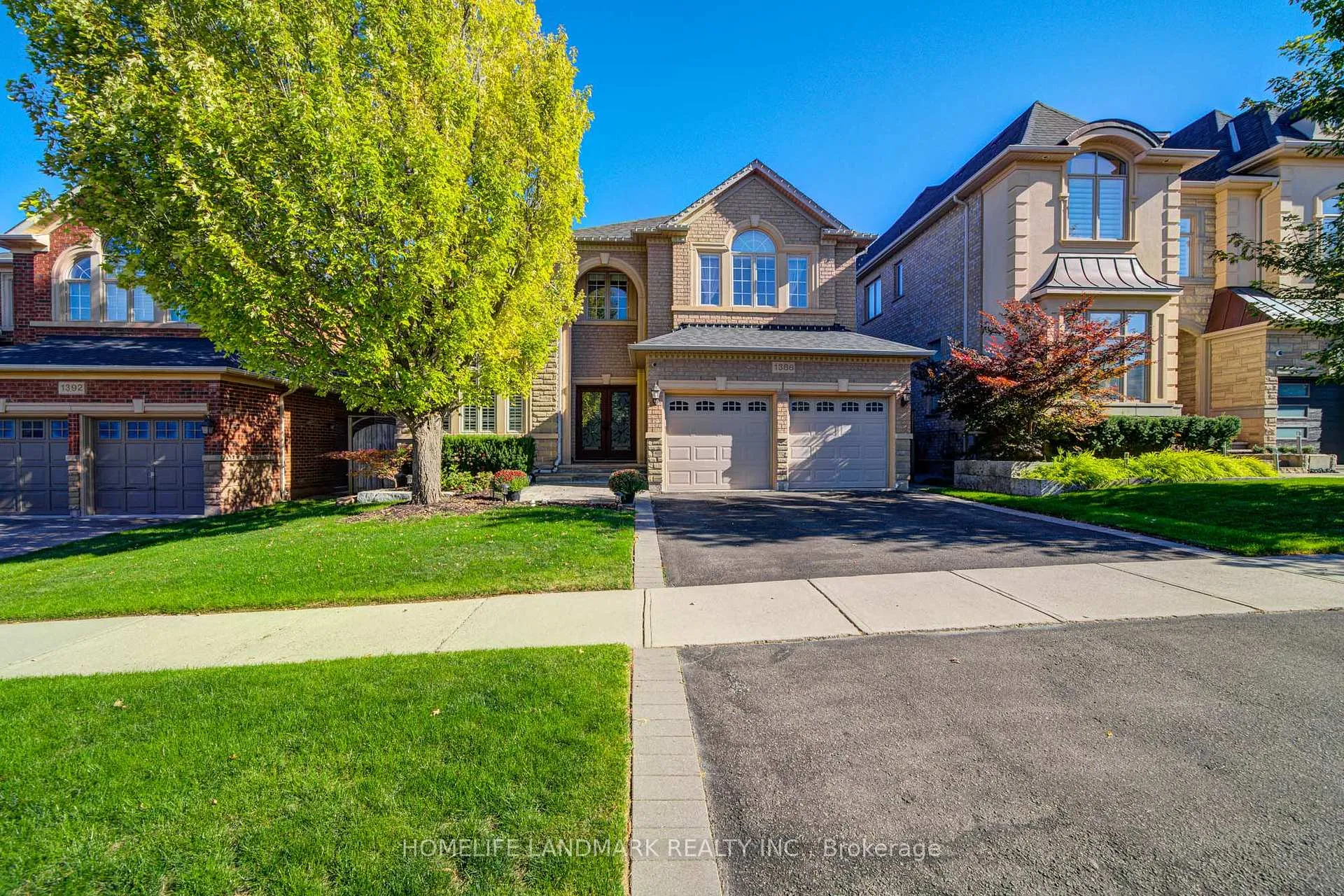 Front of 1388 Pinery Crescent