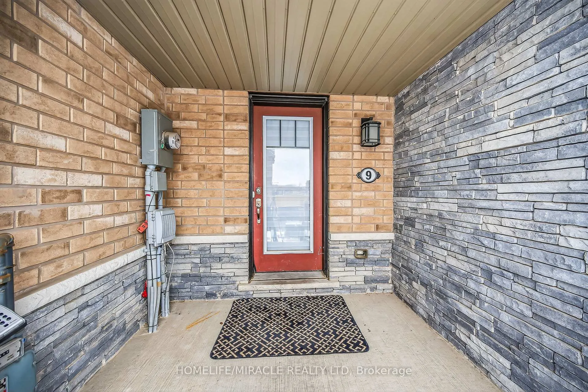Photo 3 of 9 Hedges Crescent, Hamilton, Stoney Creek Mountain — HOMEH