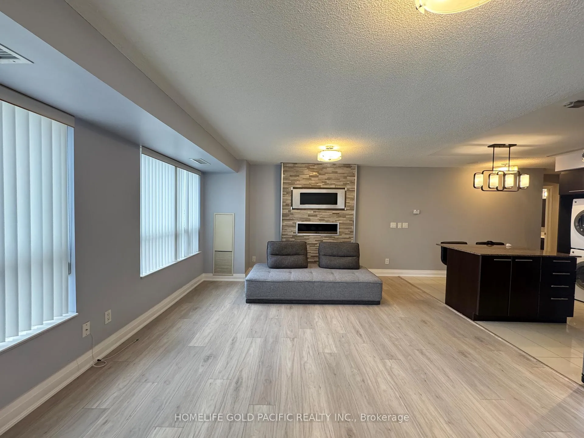 Photo 5 of Unit 207, 37 Galleria Parkway, Markham, Commerce Valley — HOMEH