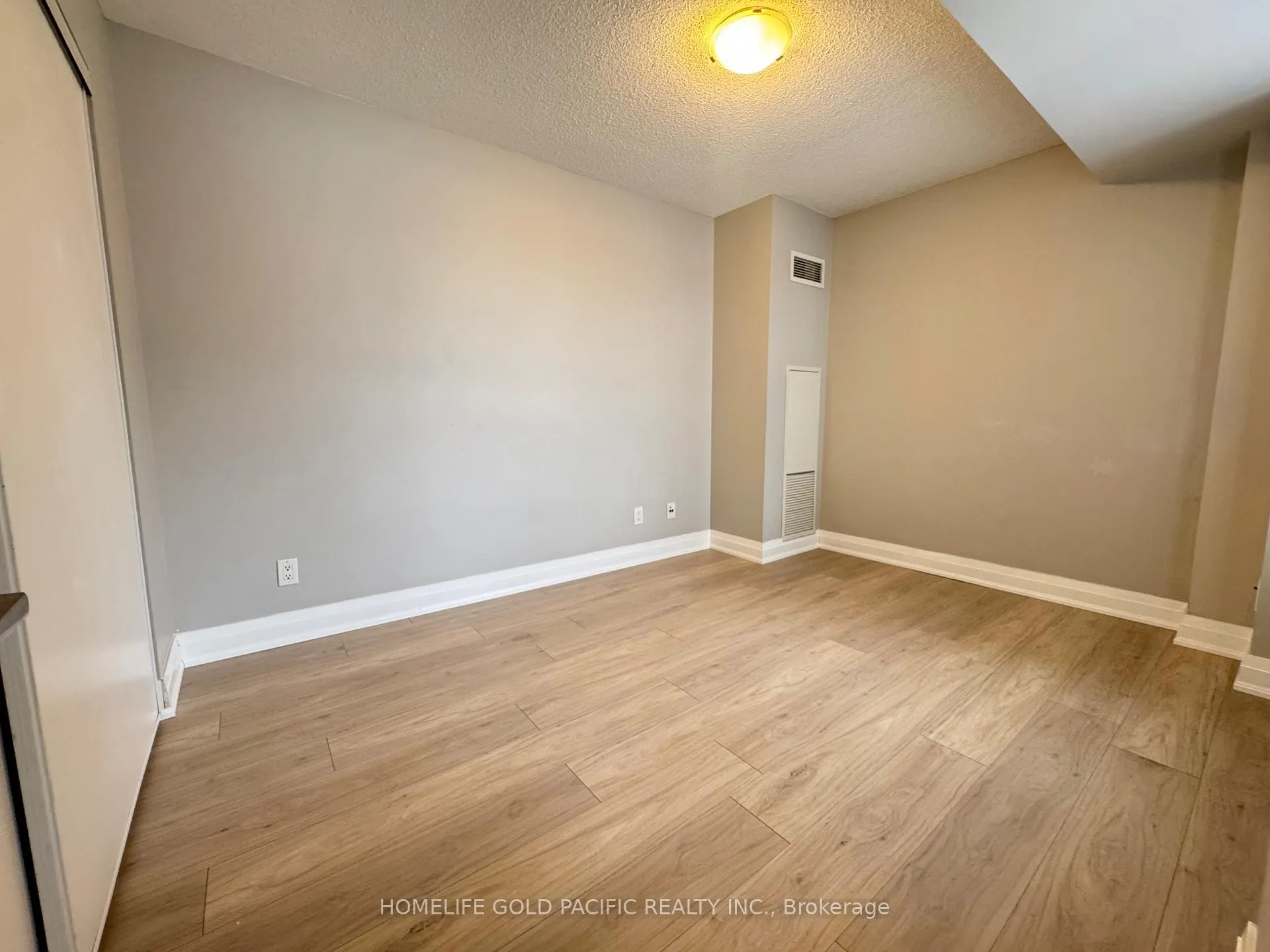 Photo 11 of Unit 207, 37 Galleria Parkway, Markham, Commerce Valley — HOMEH