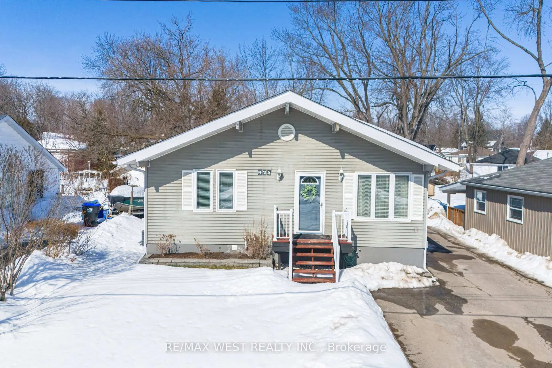 Front of 924 Vicrol Drive