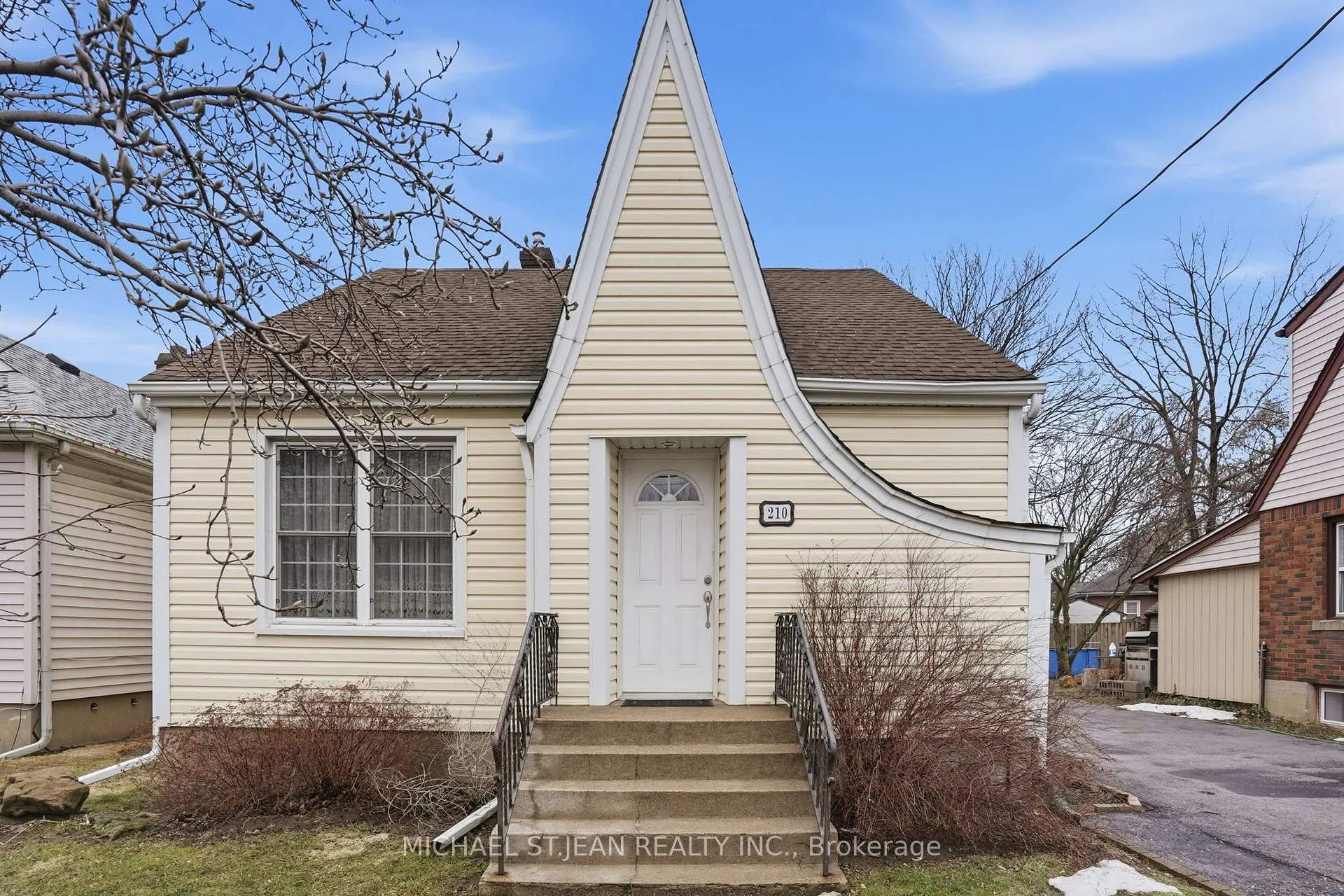 Photo 2 of 210 Vine Street, St. Catharines, Facer — HOMEH
