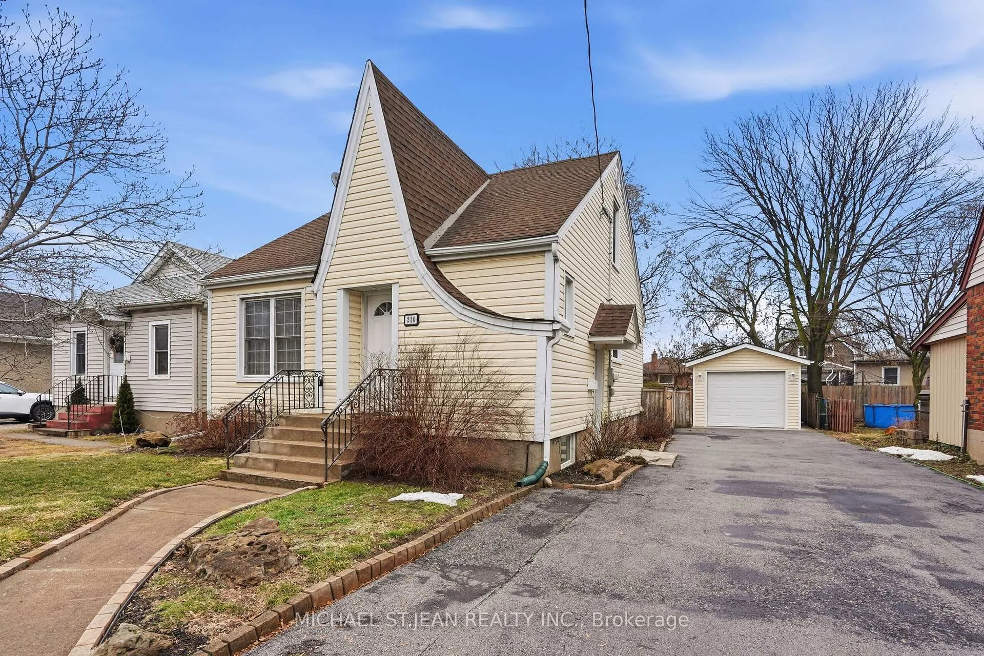 Photo 3 of 210 Vine Street, St. Catharines, Facer — HOMEH