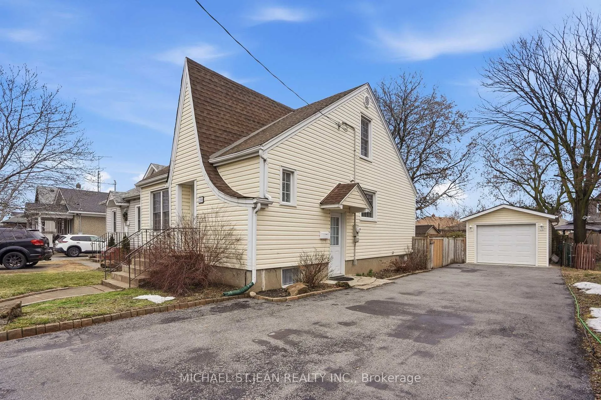 Photo 4 of 210 Vine Street, St. Catharines, Facer — HOMEH