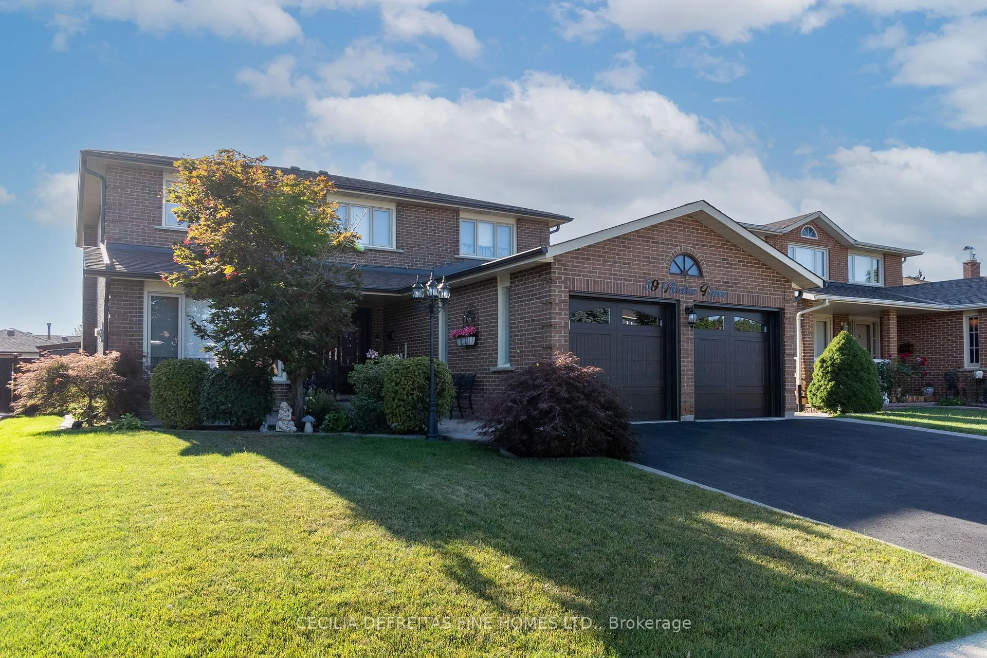 Photo 2 of 39 Airdrie Drive, Vaughan, East Woodbridge — HOMEH