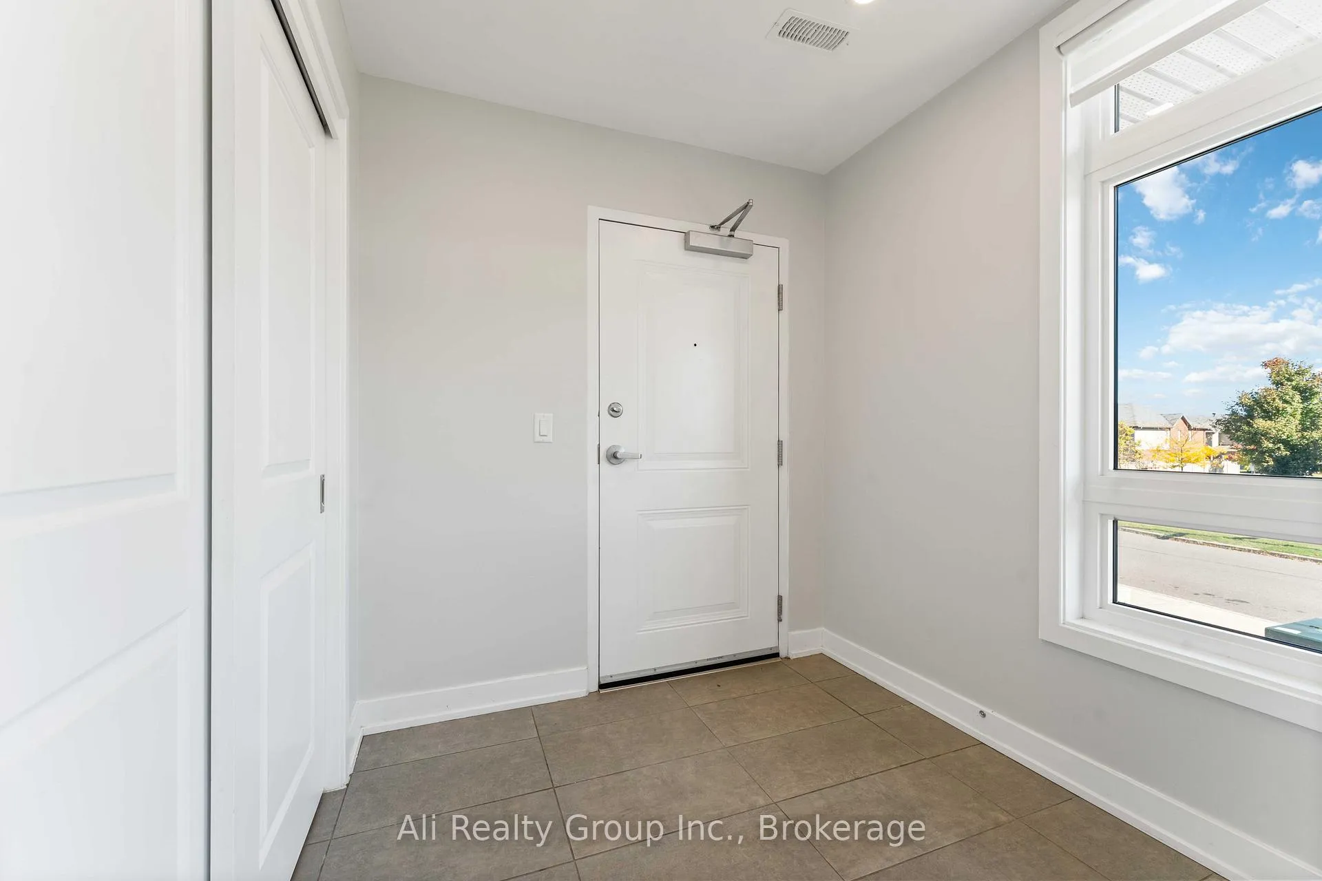 Photo 4 of 147 Fairweather Street, Ottawa, Leitrim — HOMEH