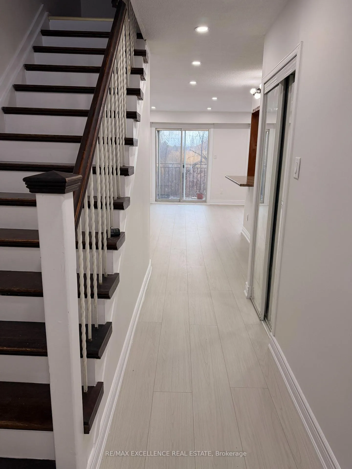 Photo 4 of Unit 42, 42 Foster Crescent, Brampton, Brampton North — HOMEH