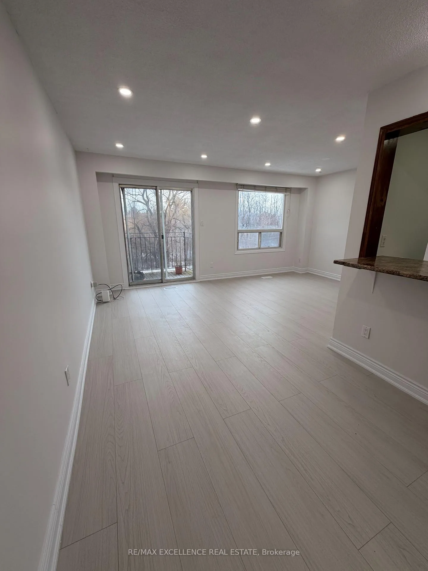 Photo 5 of Unit 42, 42 Foster Crescent, Brampton, Brampton North — HOMEH