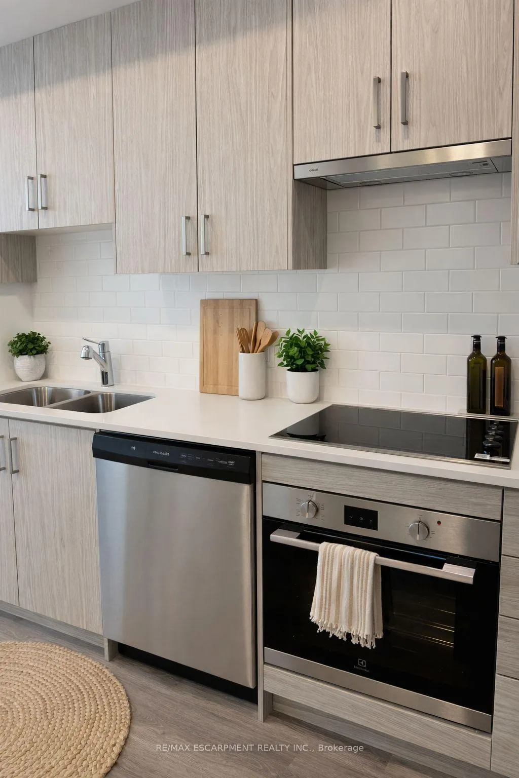 Photo 3 of Unit 605, 461 Green Road, Hamilton, Lakeshore — HOMEH