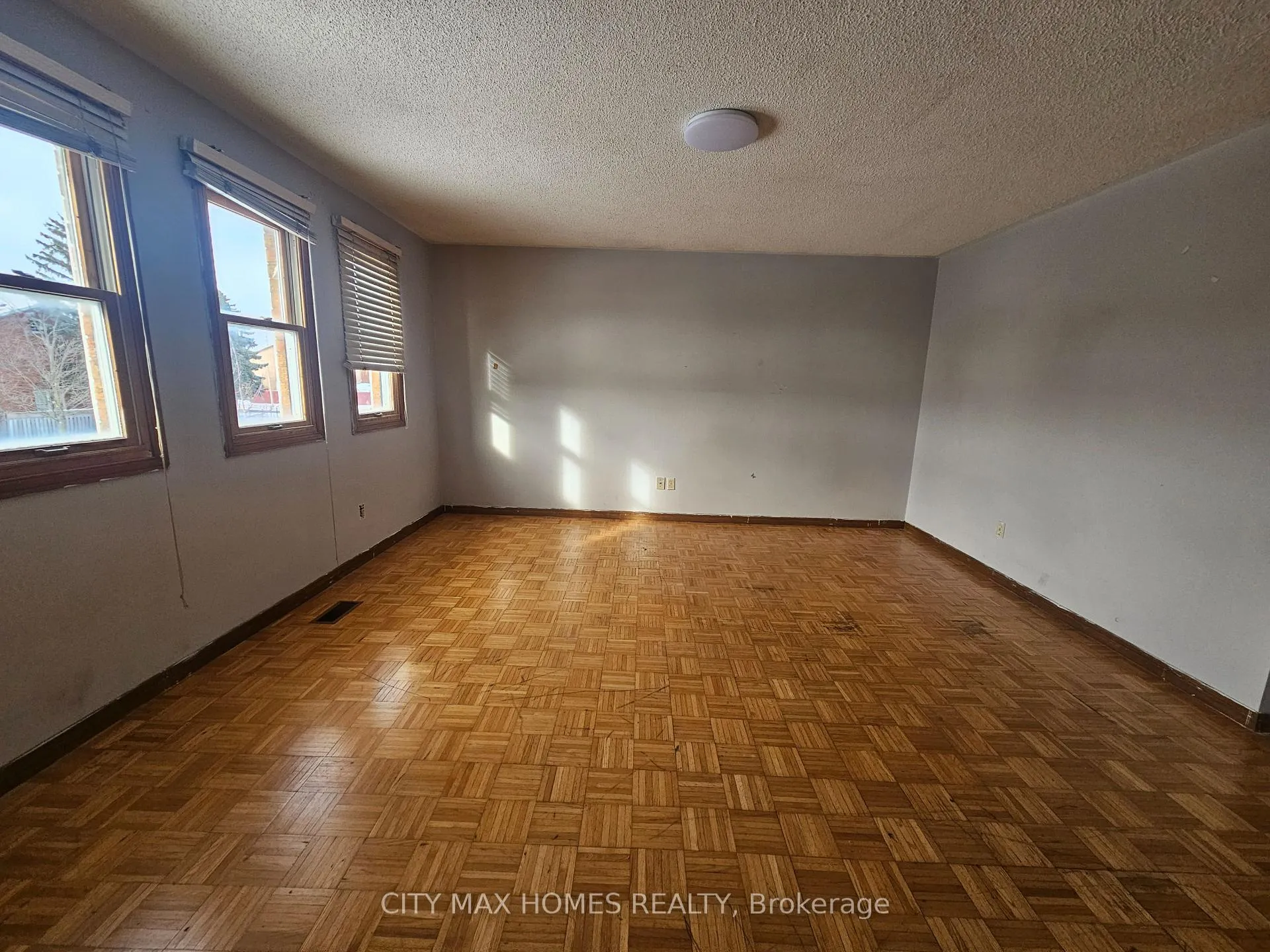 Photo 5 of 20 Windmill Boulevard, Brampton, Fletcher's Creek South — HOMEH