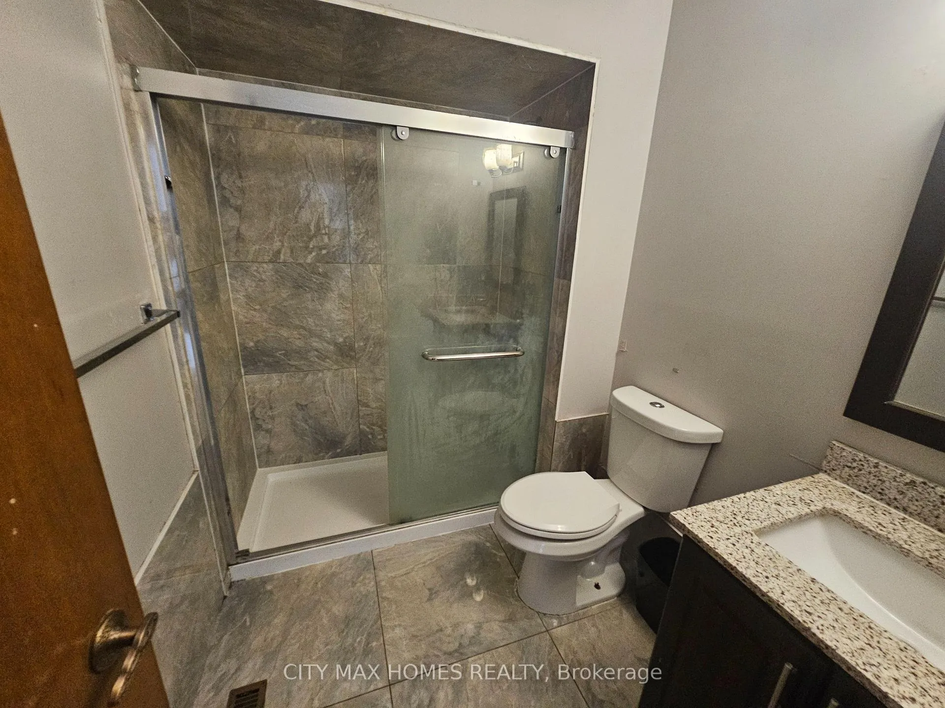 Photo 9 of 20 Windmill Boulevard, Brampton, Fletcher's Creek South — HOMEH