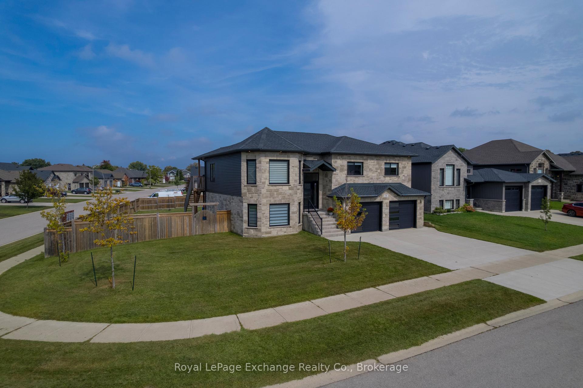 Photo 2 of 31 Lakefield Drive, Kincardine — HOMEH