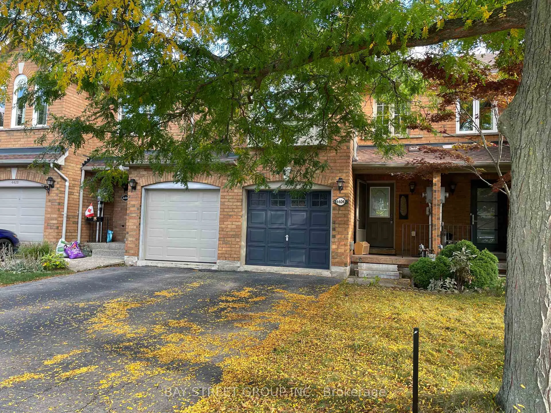 Photo 1 of 4404 Vallence Drive, Burlington, Shoreacres — HOMEH