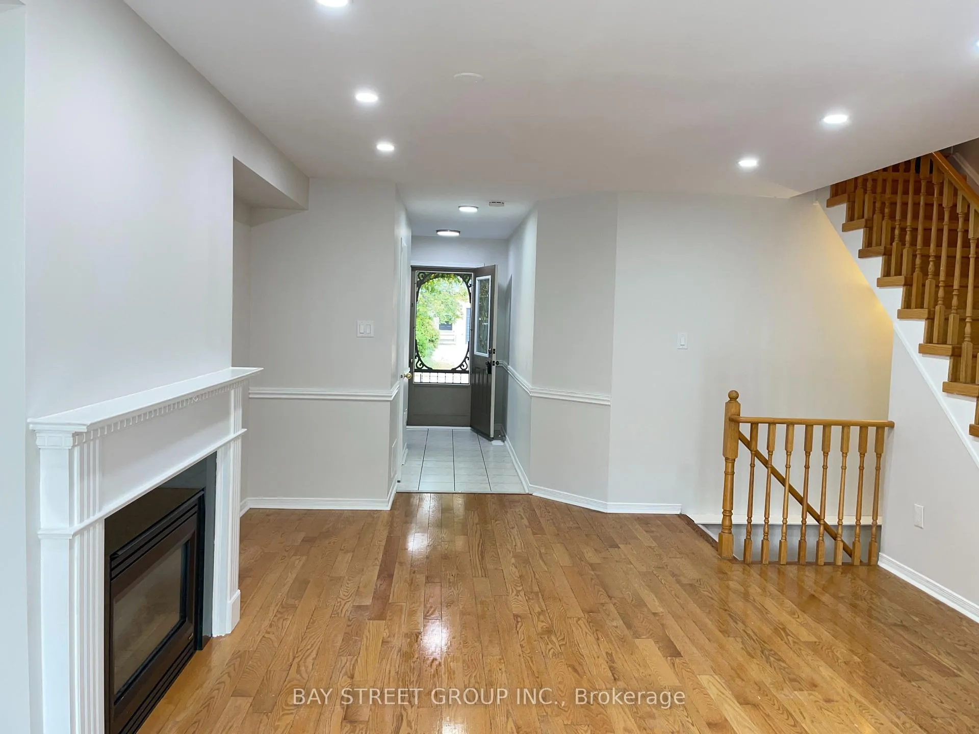 Photo 3 of 4404 Vallence Drive, Burlington, Shoreacres — HOMEH
