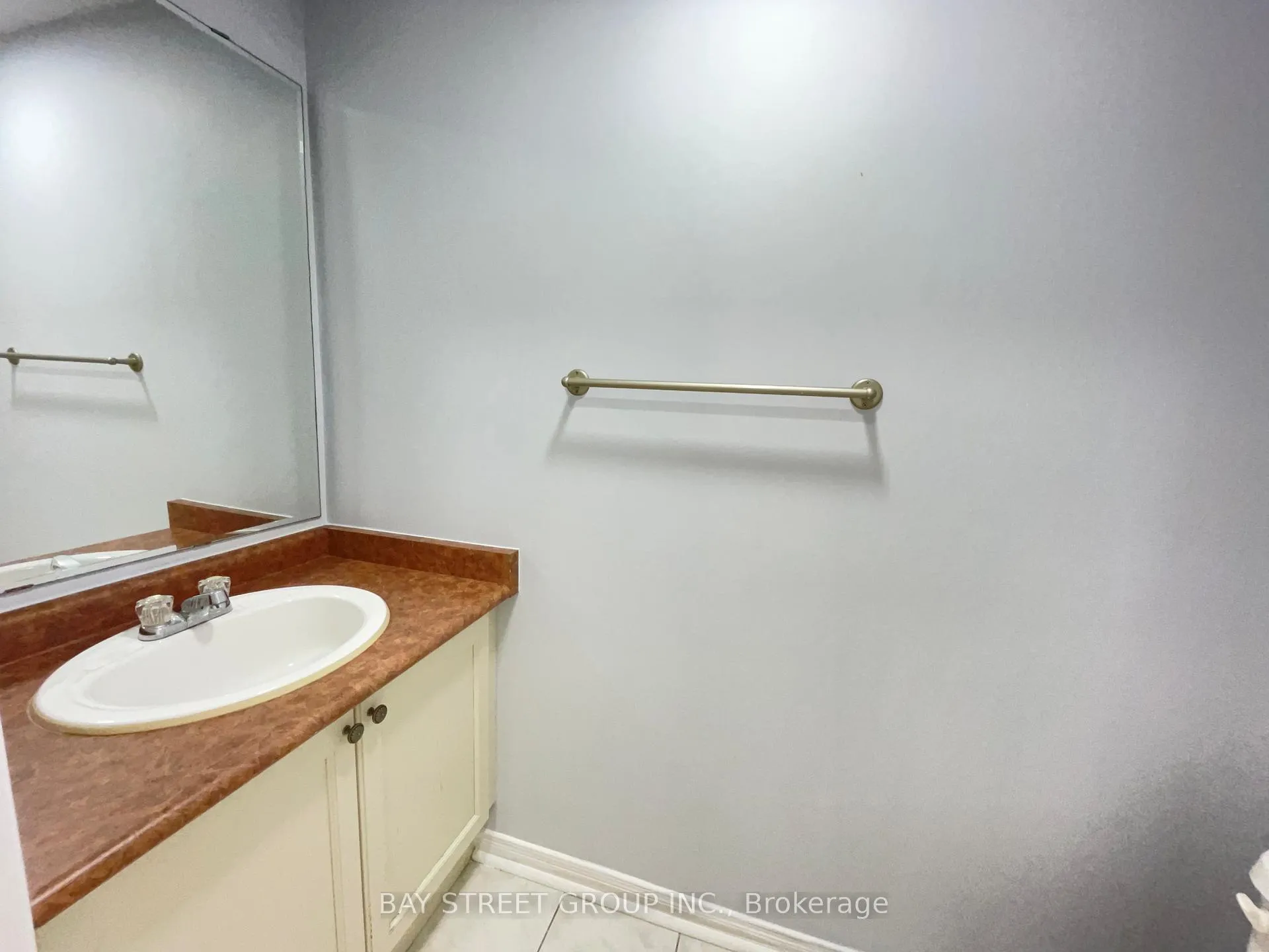 Photo 4 of 4404 Vallence Drive, Burlington, Shoreacres — HOMEH
