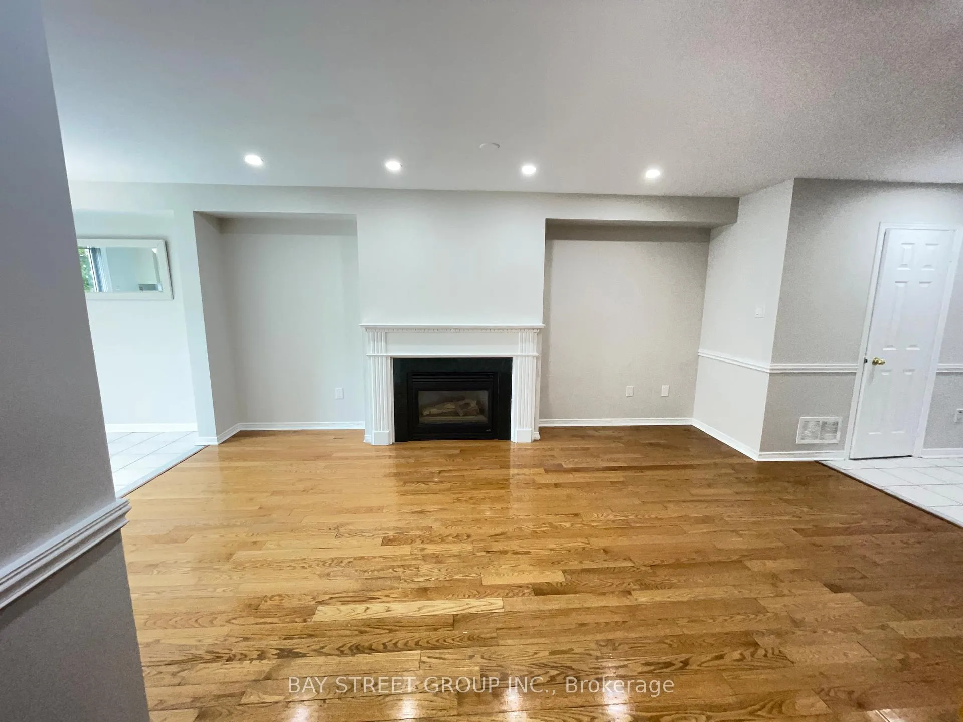 Photo 6 of 4404 Vallence Drive, Burlington, Shoreacres — HOMEH