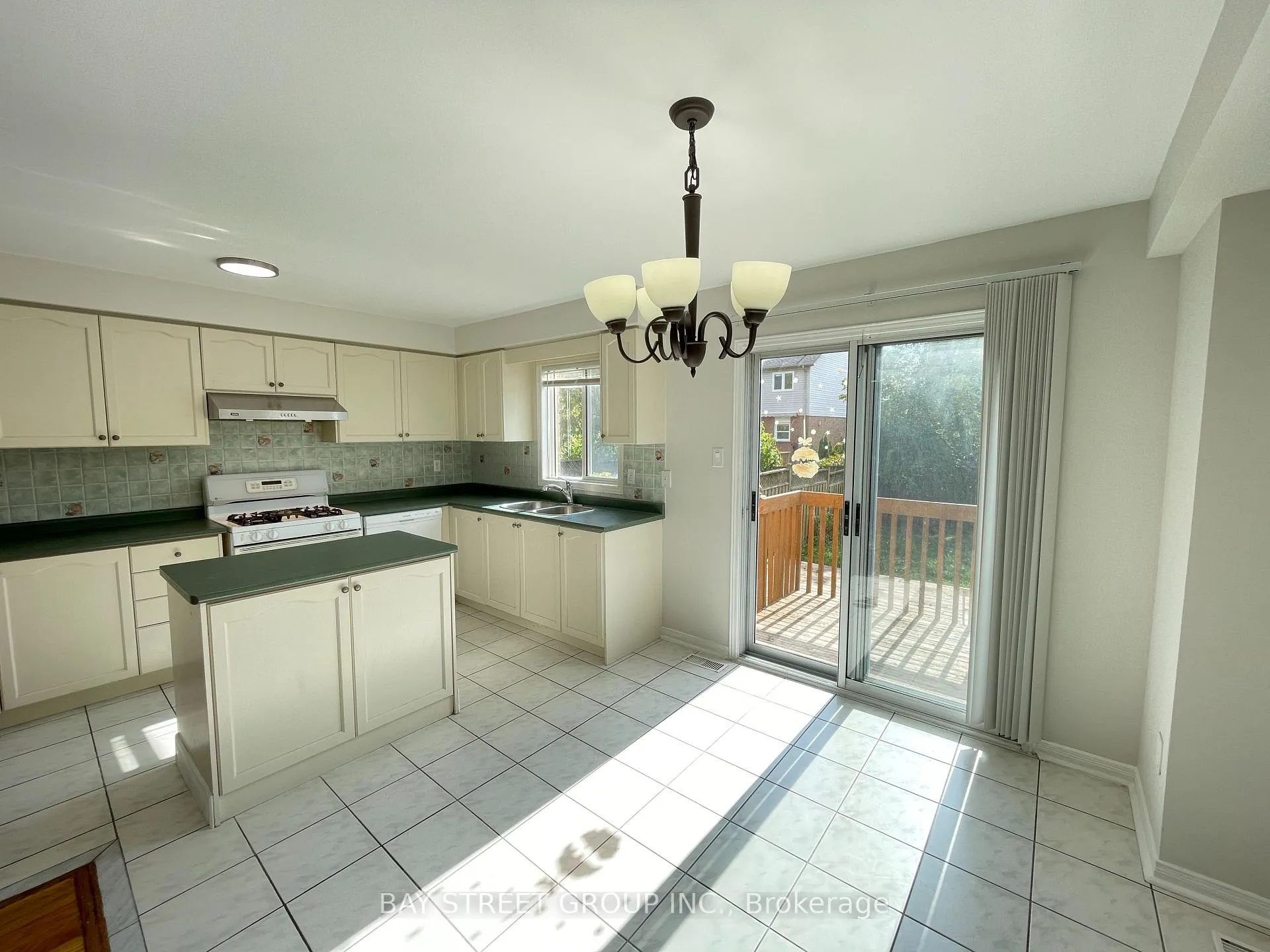Photo 7 of 4404 Vallence Drive, Burlington, Shoreacres — HOMEH