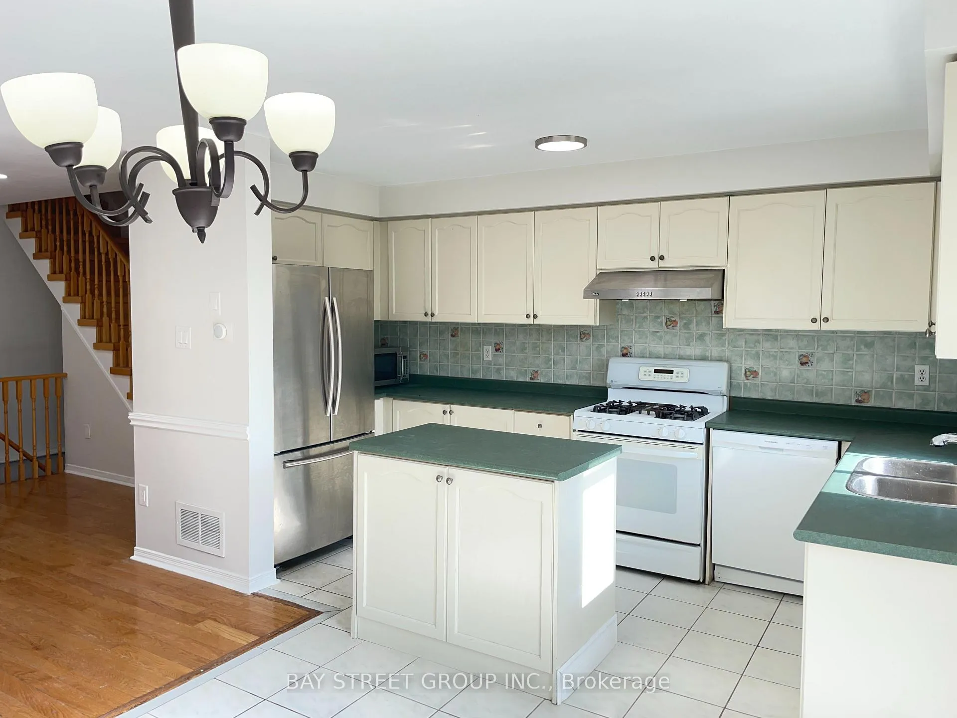 Photo 9 of 4404 Vallence Drive, Burlington, Shoreacres — HOMEH