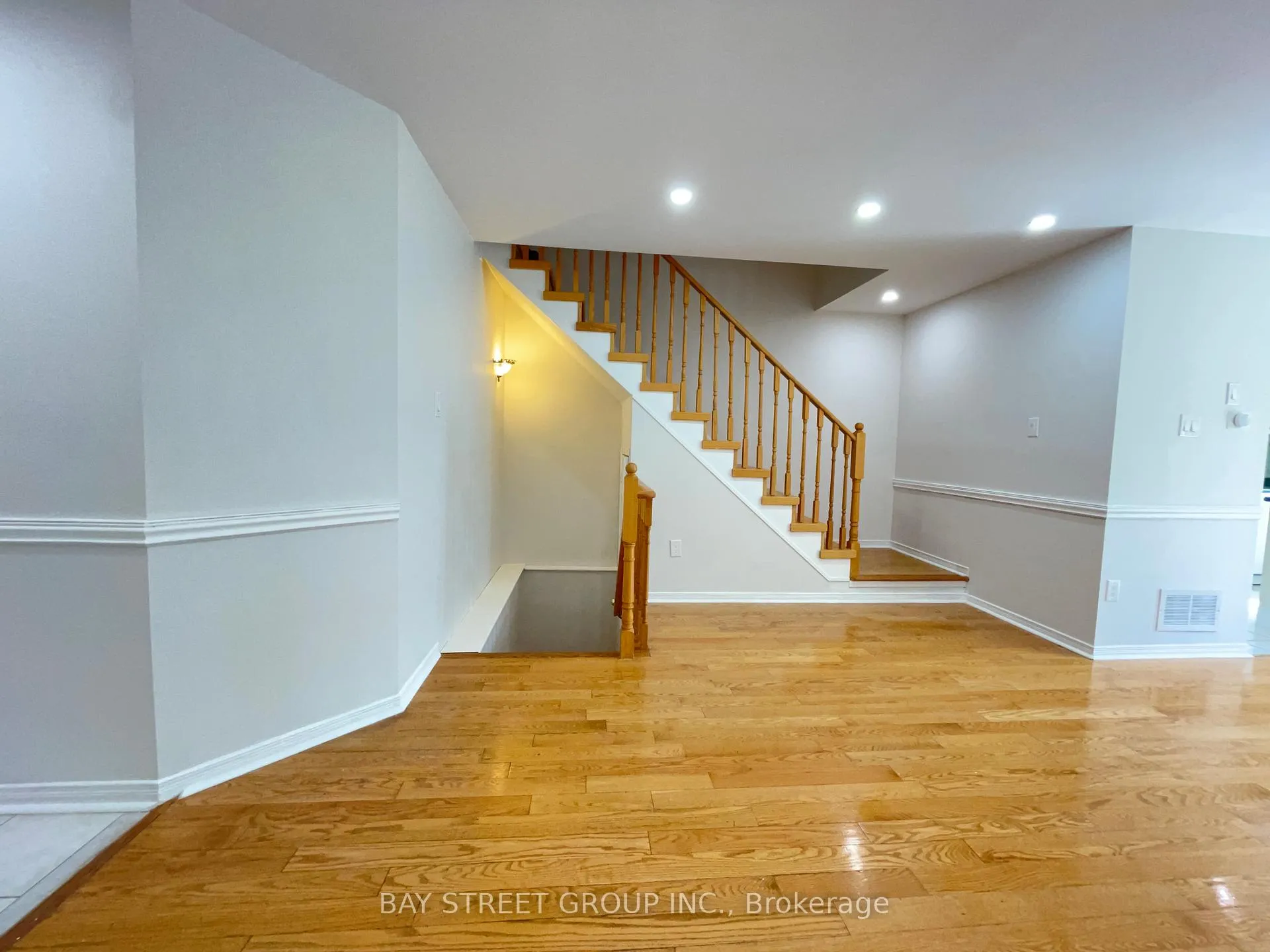 Photo 10 of 4404 Vallence Drive, Burlington, Shoreacres — HOMEH