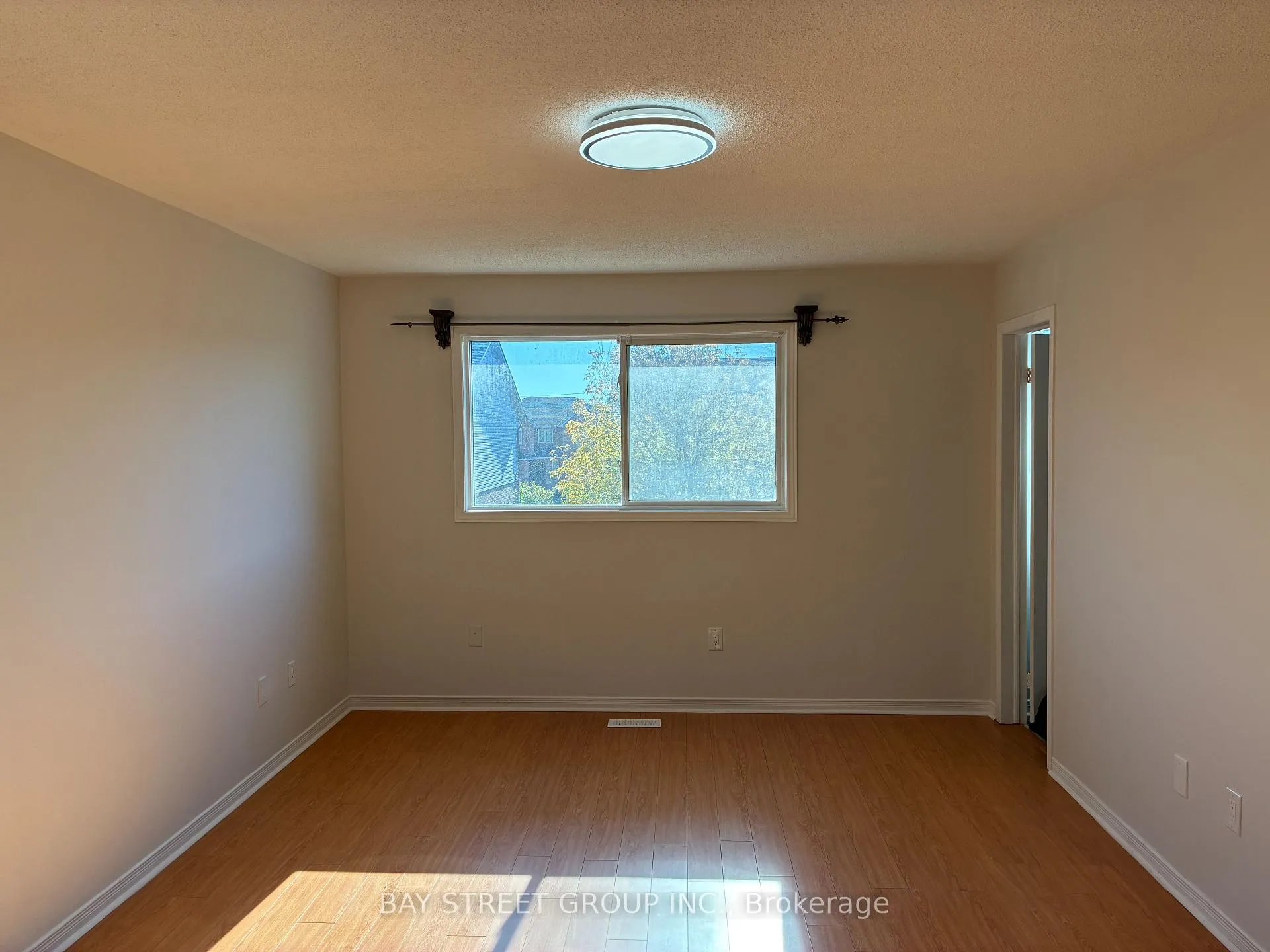 Photo 12 of 4404 Vallence Drive, Burlington, Shoreacres — HOMEH