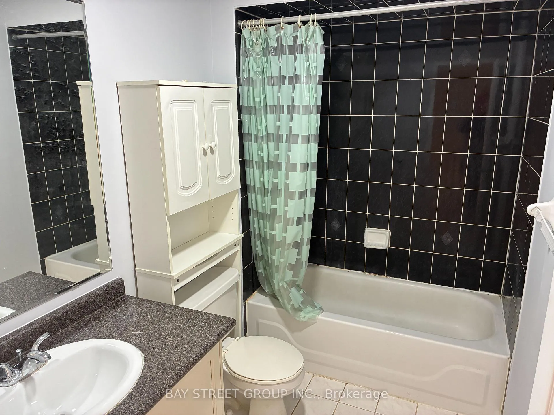 Photo 13 of 4404 Vallence Drive, Burlington, Shoreacres — HOMEH
