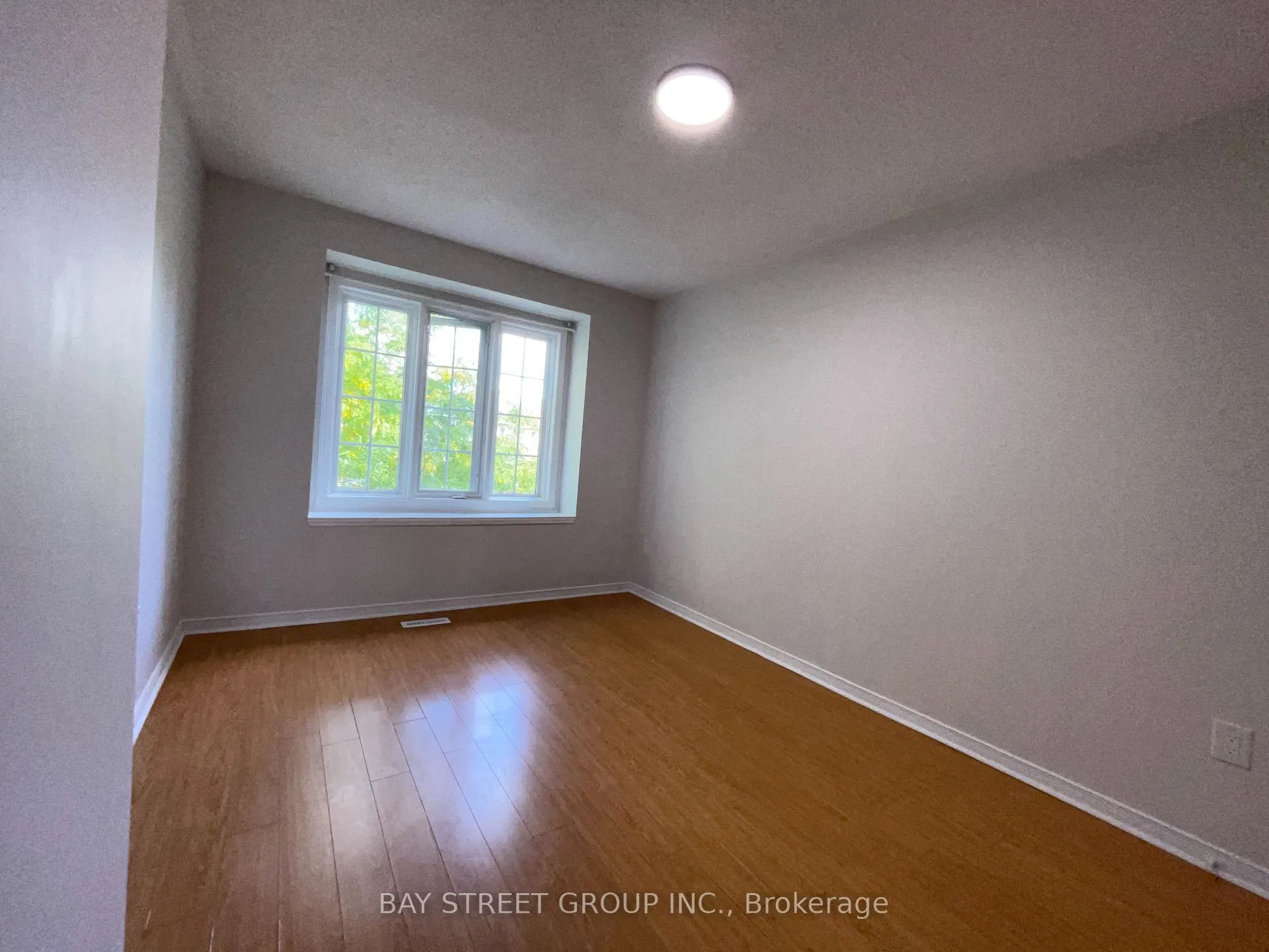 Photo 16 of 4404 Vallence Drive, Burlington, Shoreacres — HOMEH