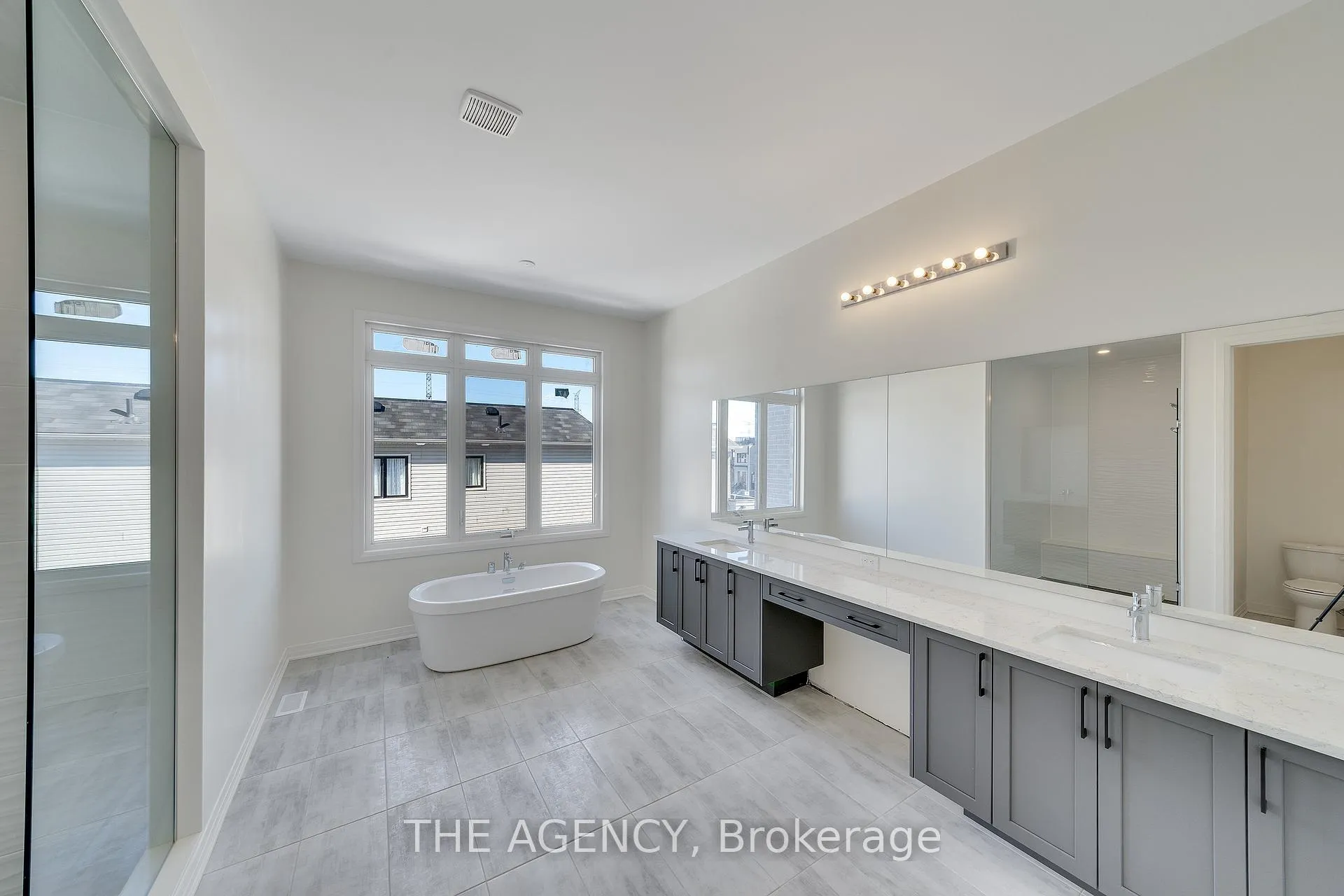 Photo 23 of 3 Clipper Lane, Clarington, Bowmanville — HOMEH