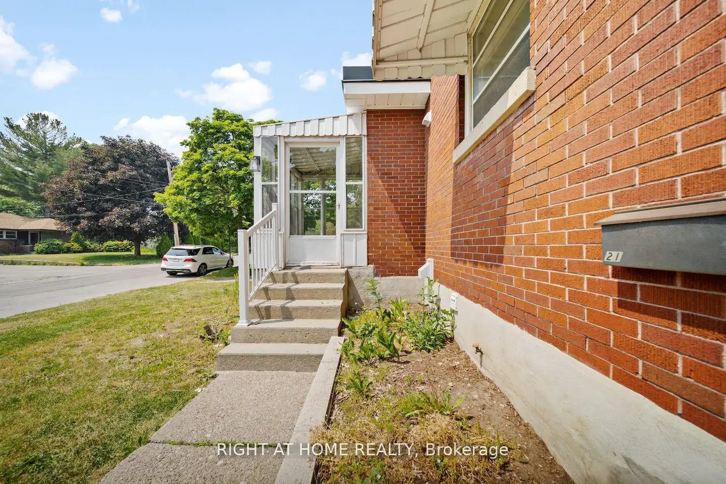 Front of Unit Main floor, 21 Thomson Street