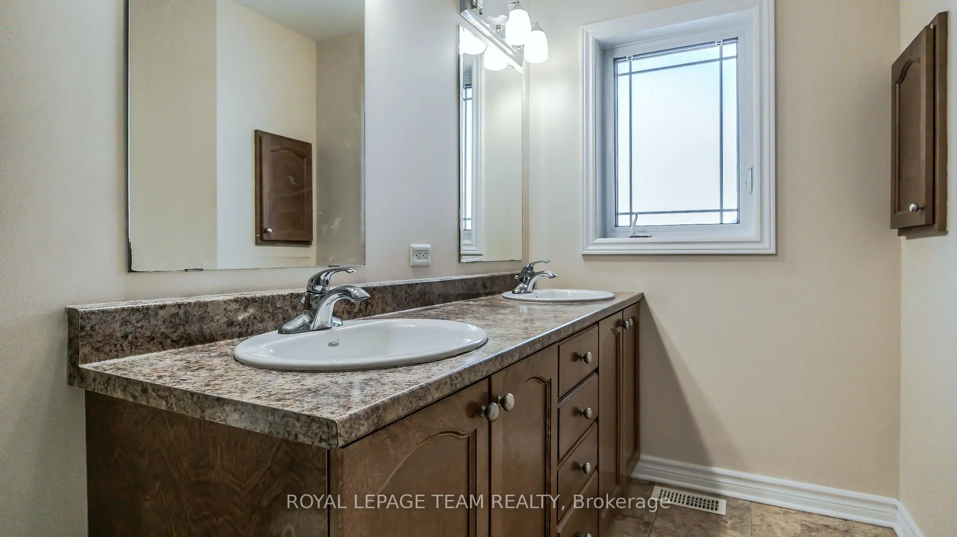 Photo 16 of 403 Temiskaming Crescent, Ottawa, Barrhaven - Strandherd — HOMEH