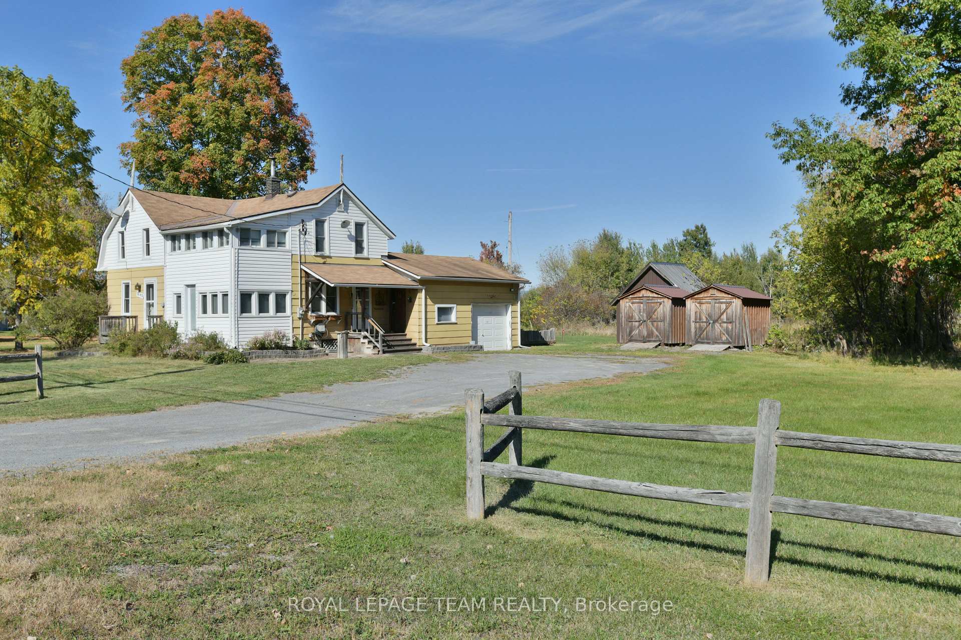 Front of 2692 Dunrobin Road