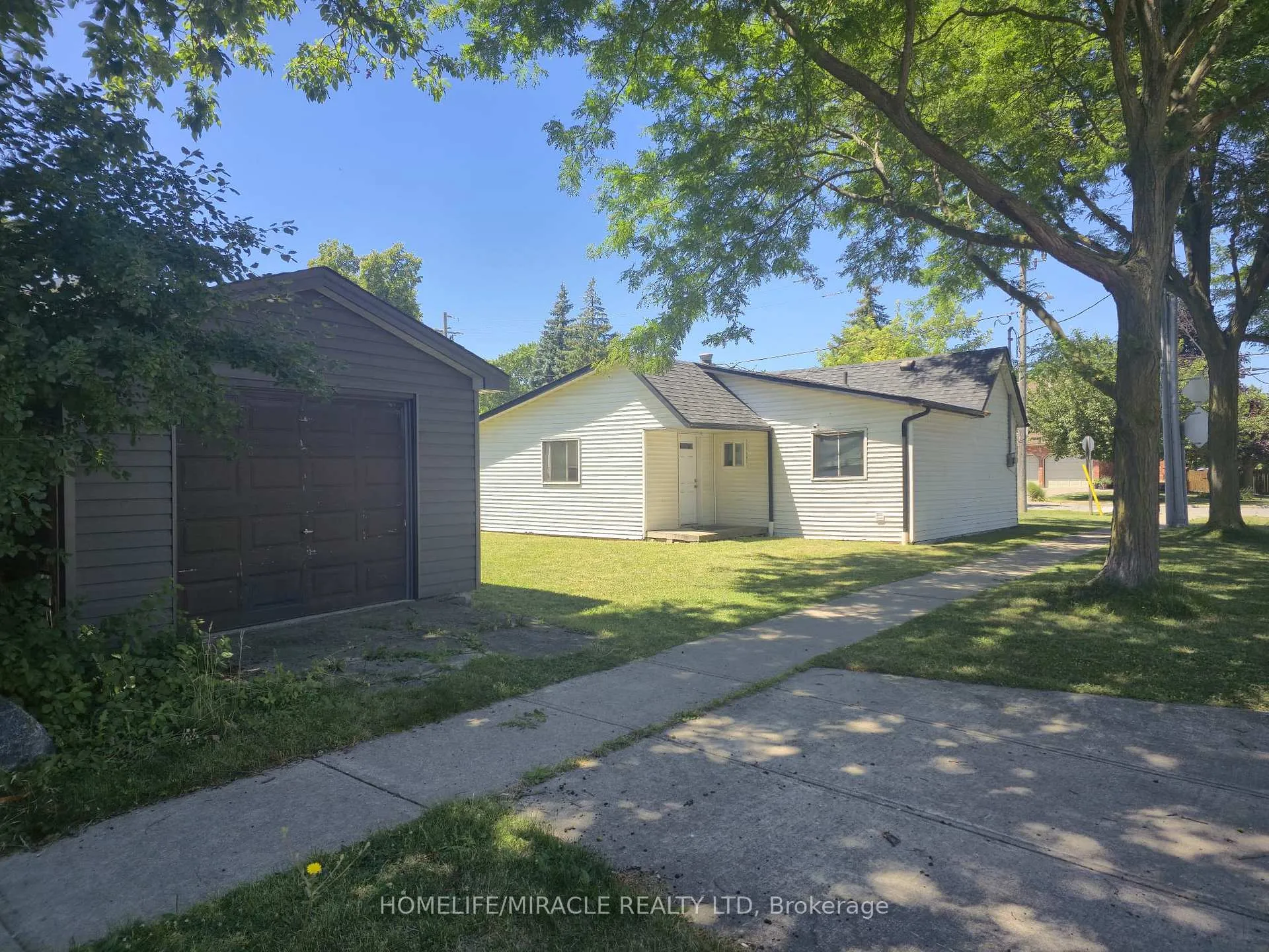 Photo 5 of 82 Teal Avenue, Hamilton, Lakeshore — HOMEH