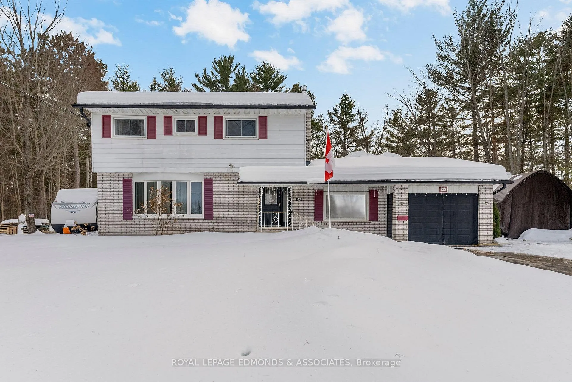 Photo 3 of 43 Lisa Crescent, Petawawa — HOMEH