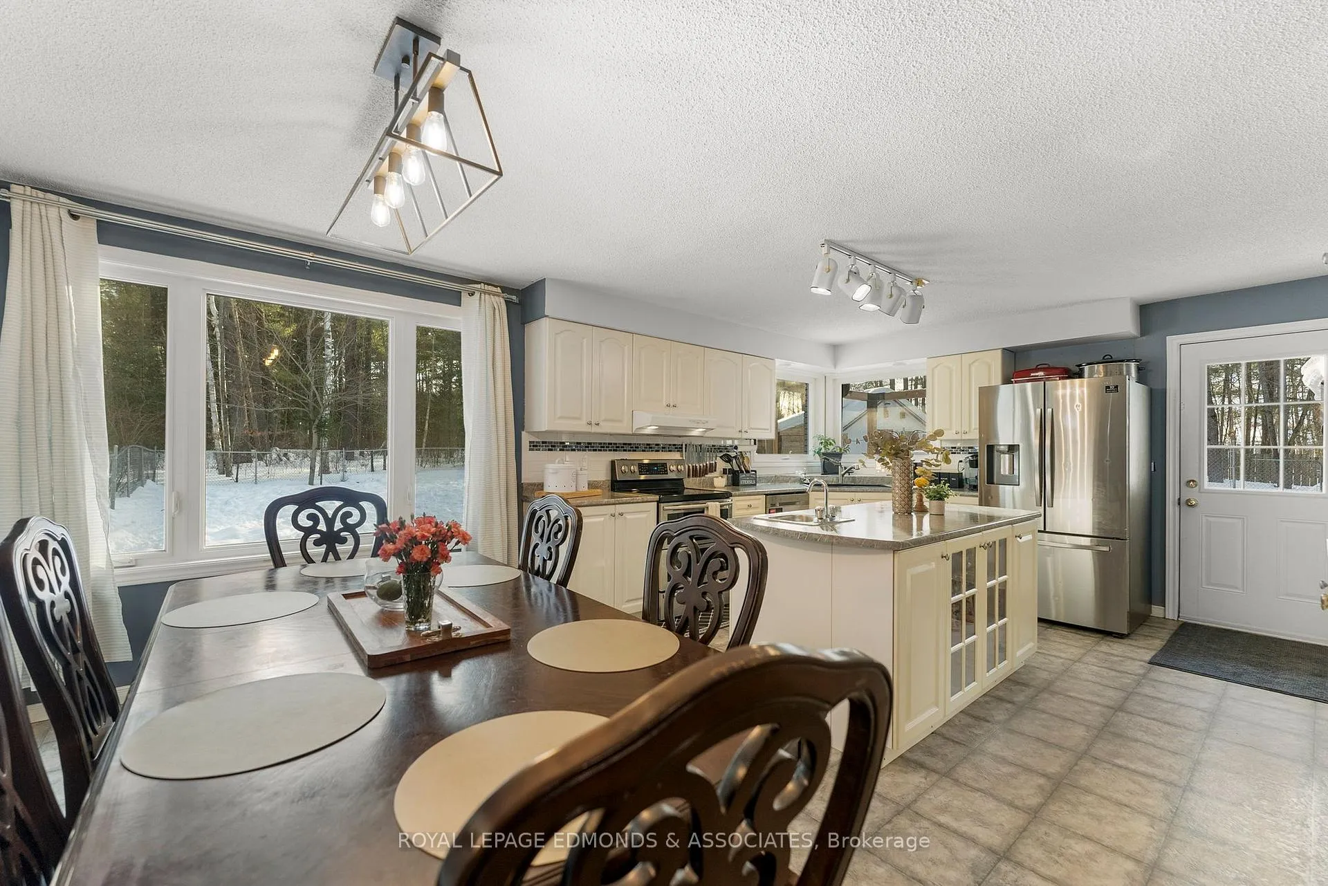Photo 13 of 43 Lisa Crescent, Petawawa — HOMEH