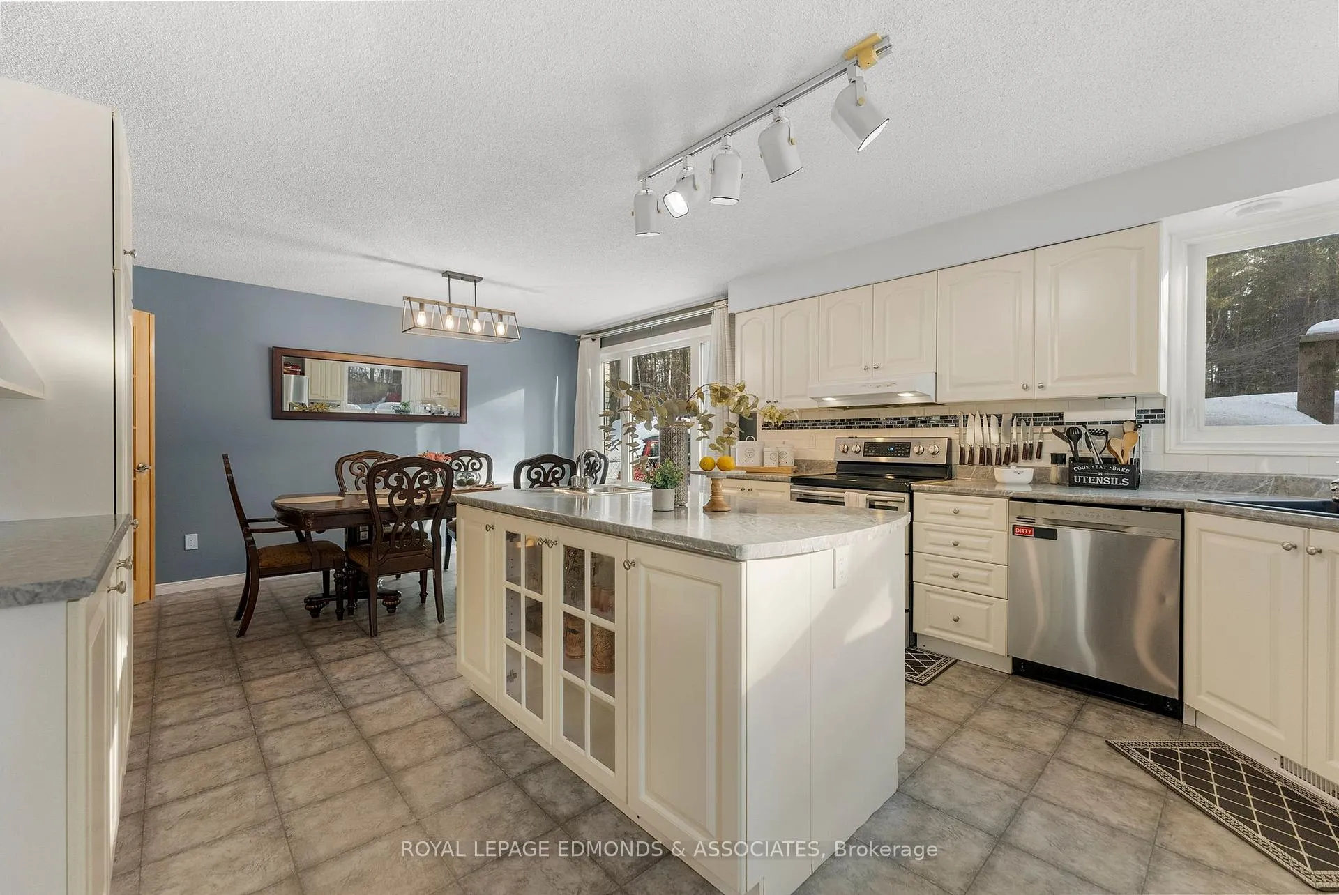 Photo 15 of 43 Lisa Crescent, Petawawa — HOMEH
