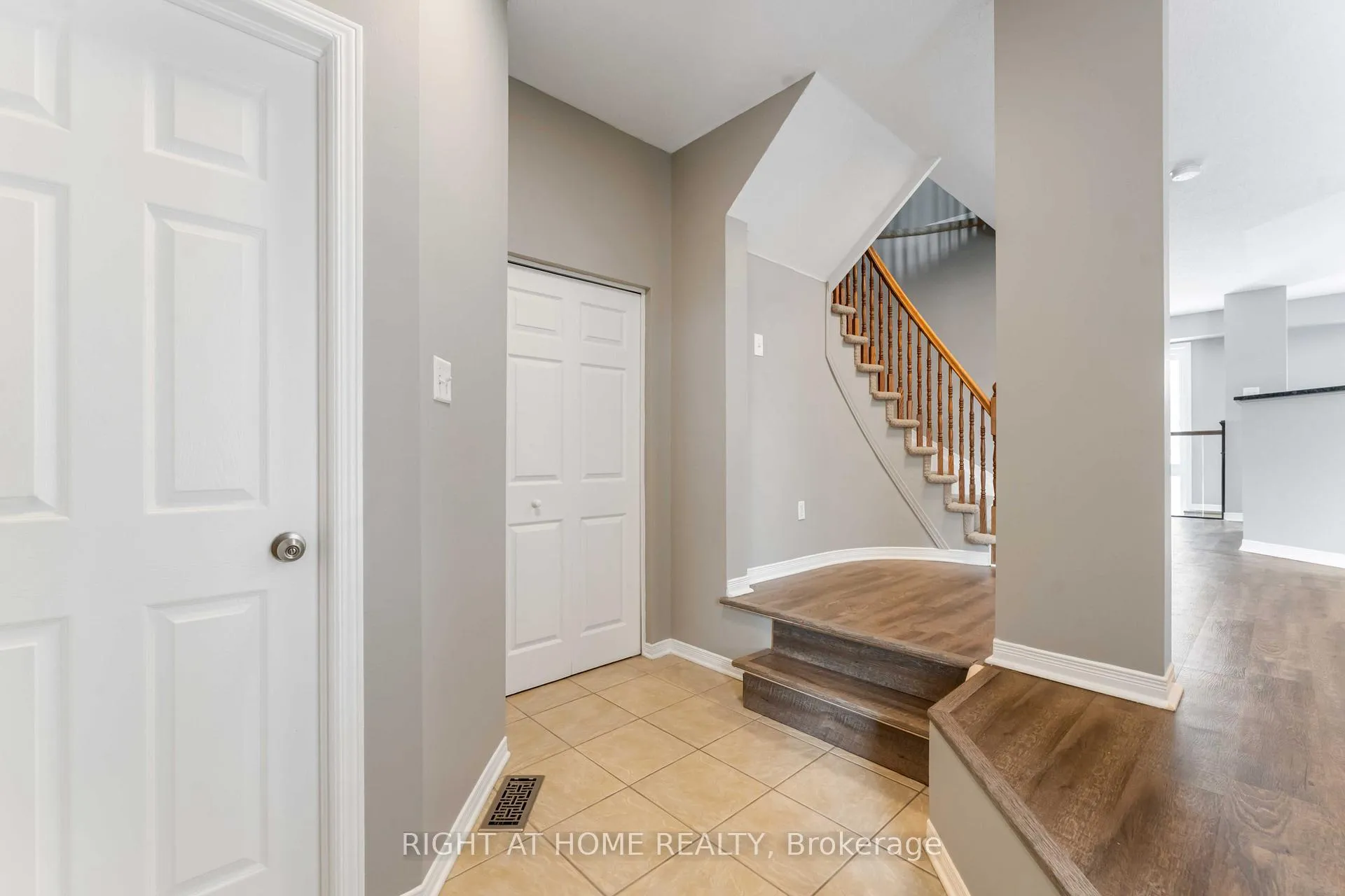 Photo 5 of 123 Kinross Private, Ottawa, Kanata - Morgan's Grant/South March — HOMEH