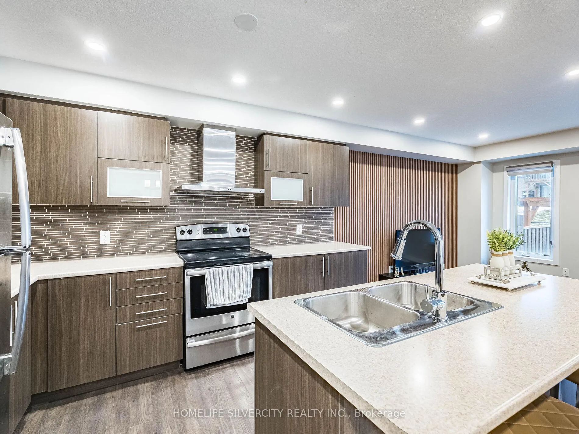 Photo 20 of 98 Crafter Crescent, Hamilton, Stoney Creek Mountain — HOMEH