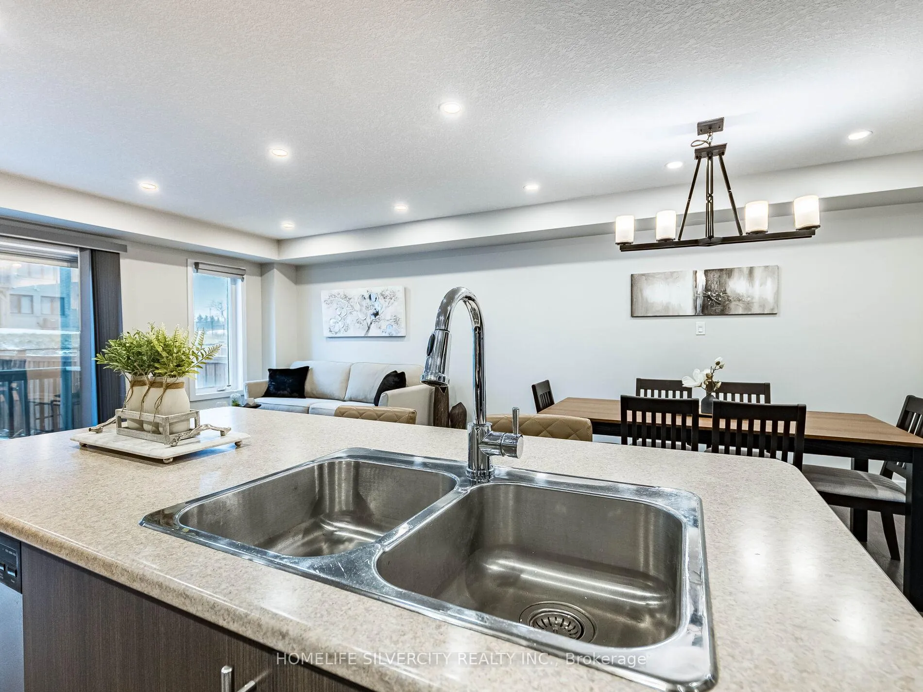 Photo 22 of 98 Crafter Crescent, Hamilton, Stoney Creek Mountain — HOMEH