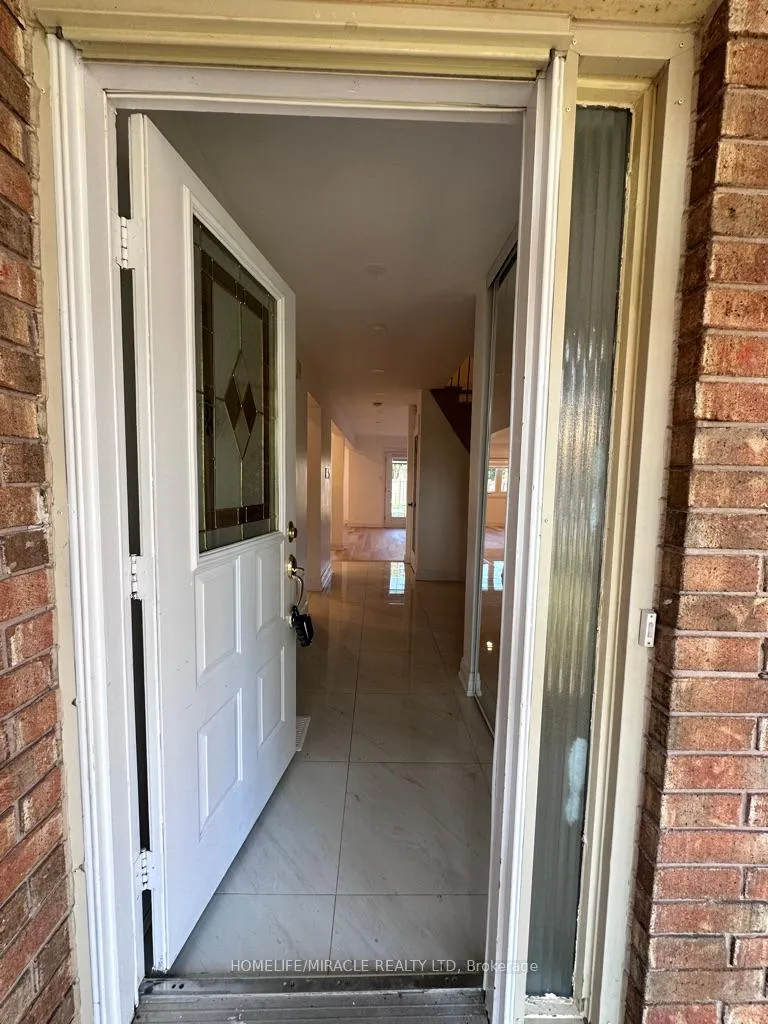 Photo 3 of 41 Fallen Oak Court, Brampton, Fletcher's Creek South — HOMEH