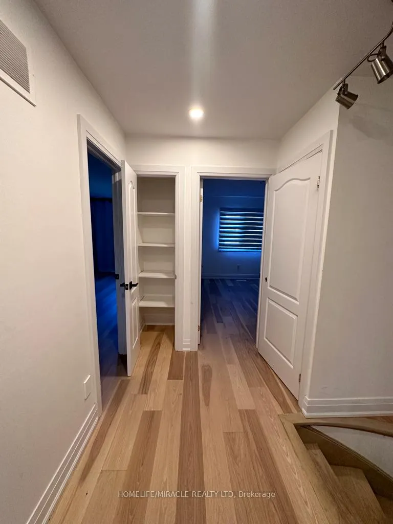 Photo 12 of 41 Fallen Oak Court, Brampton, Fletcher's Creek South — HOMEH