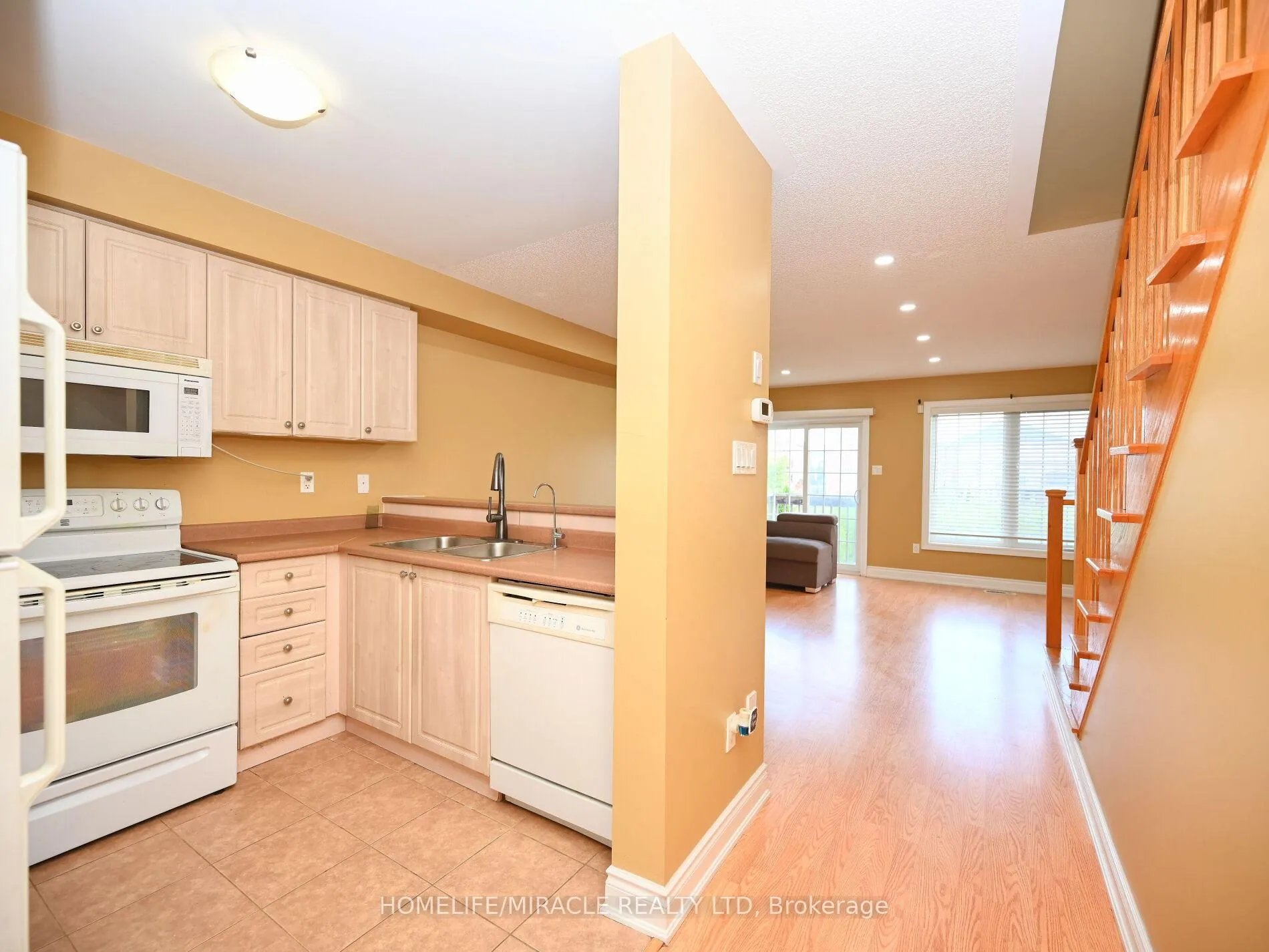 Photo 3 of 81 Cedarbrook Road, Brampton, Sandringham-Wellington — HOMEH