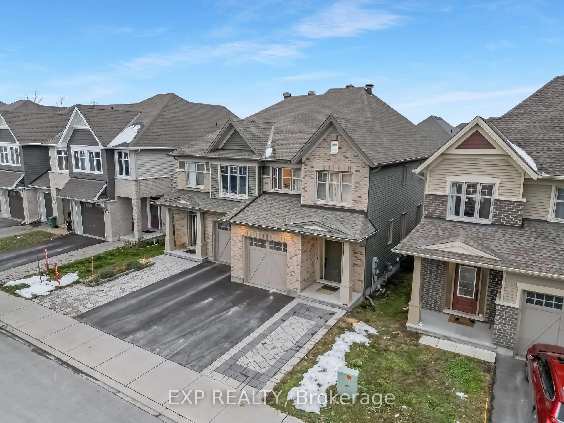 Front of 815 Indica Street W