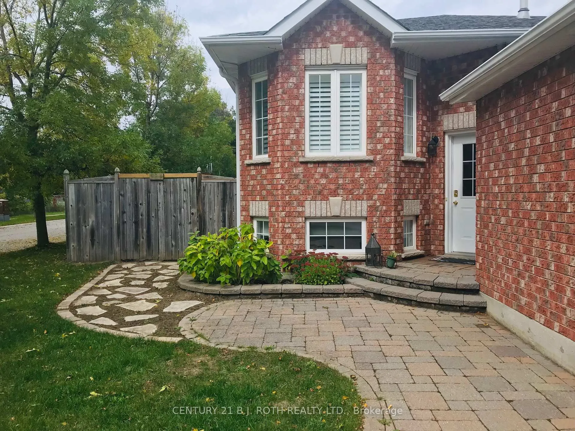 Photo 3 of 63 Kenwell Crescent, Barrie, Holly — HOMEH
