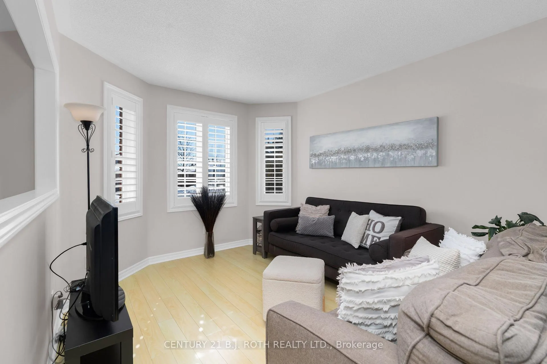 Photo 7 of 63 Kenwell Crescent, Barrie, Holly — HOMEH