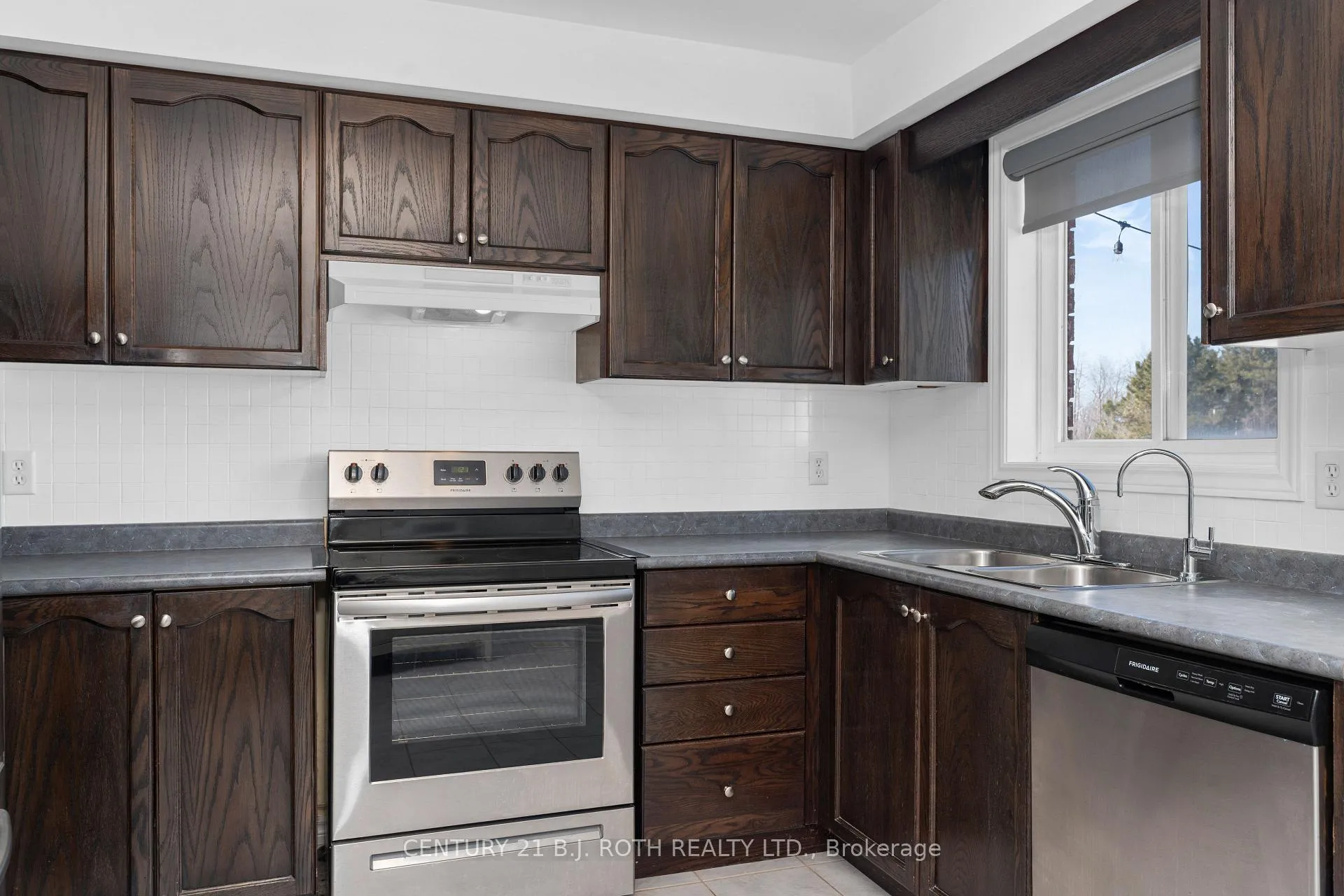Photo 11 of 63 Kenwell Crescent, Barrie, Holly — HOMEH